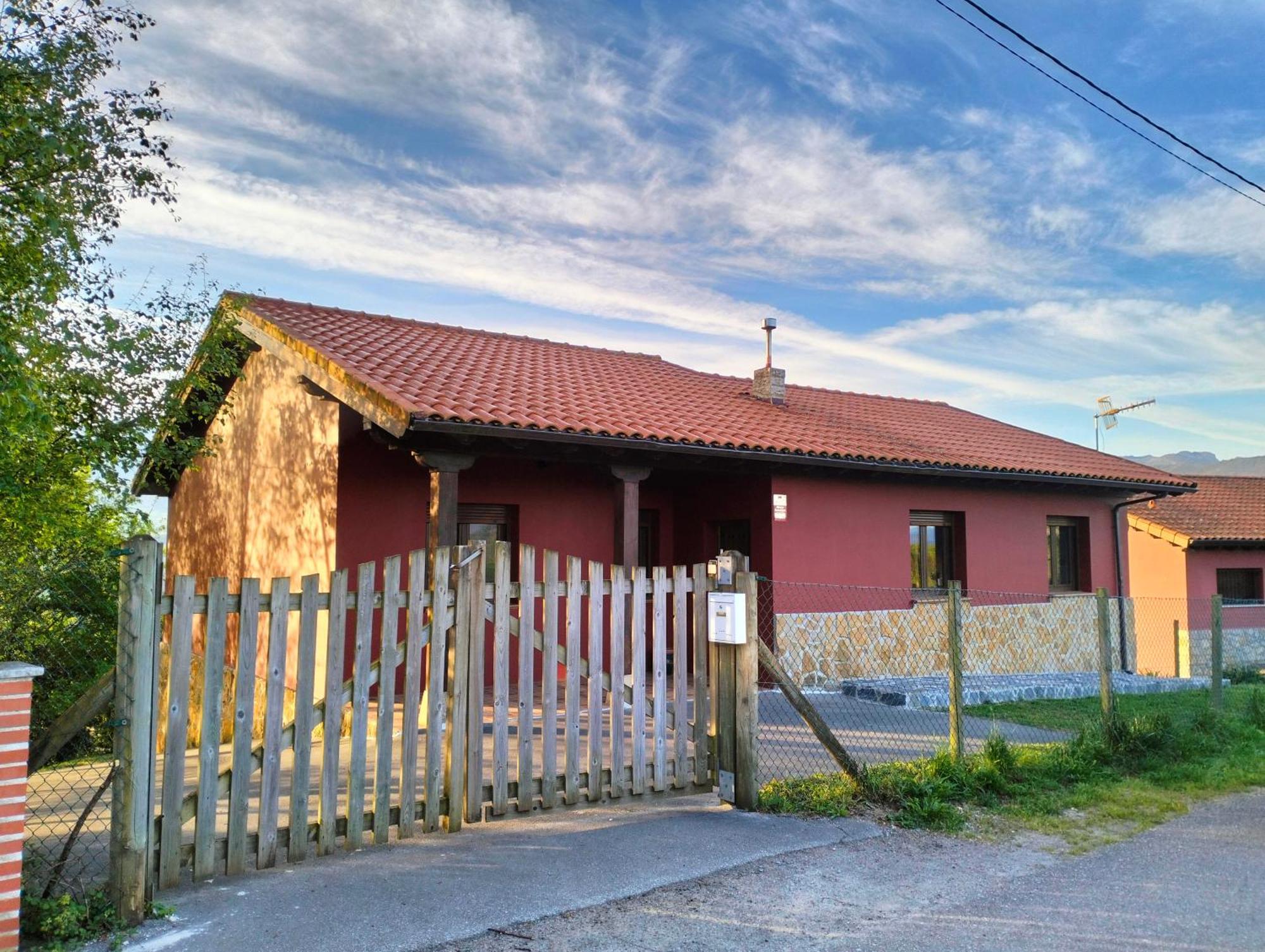 La Casa De Nuria Guest House Onís Екстериор снимка