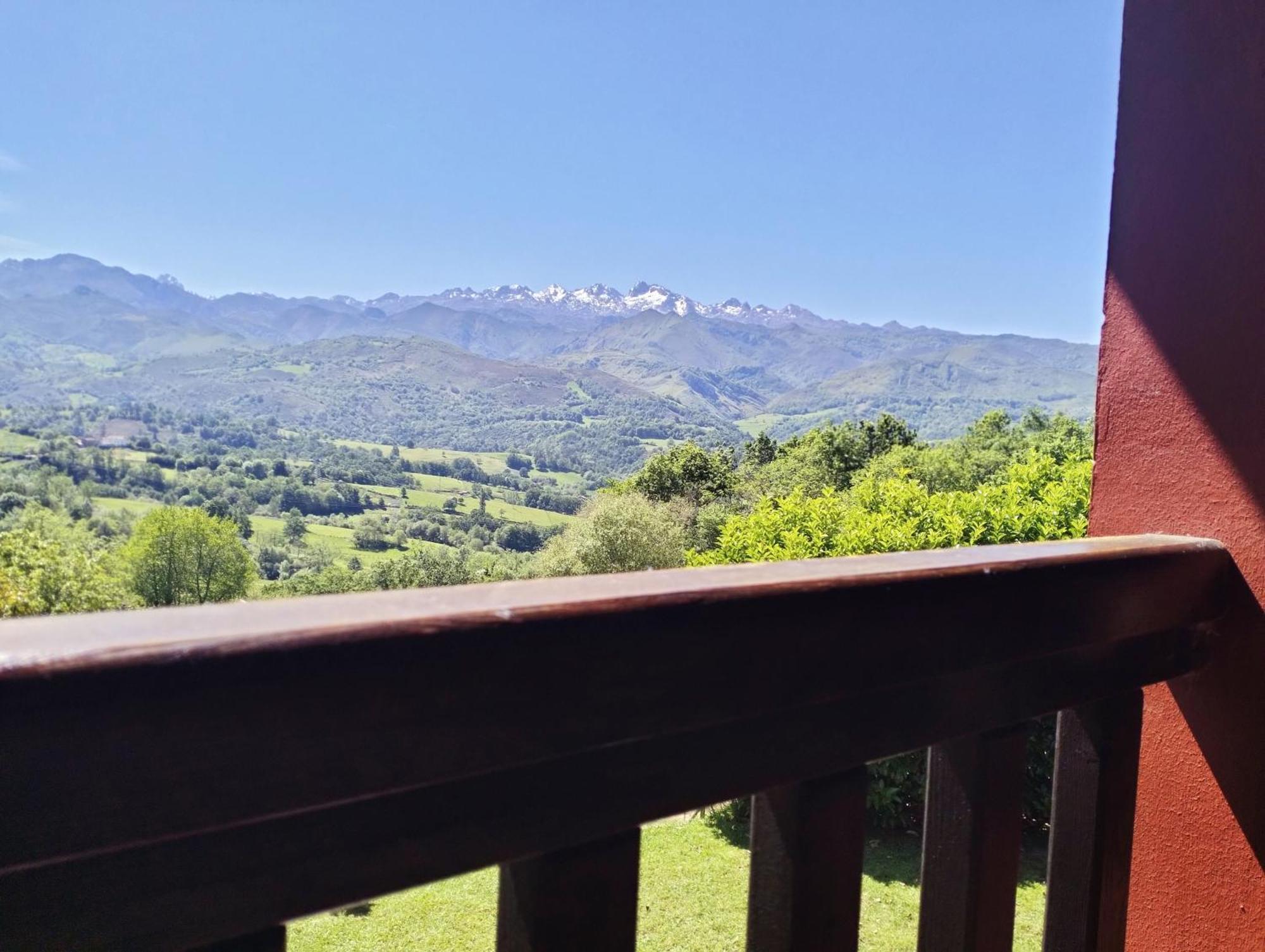 La Casa De Nuria Guest House Onís Екстериор снимка