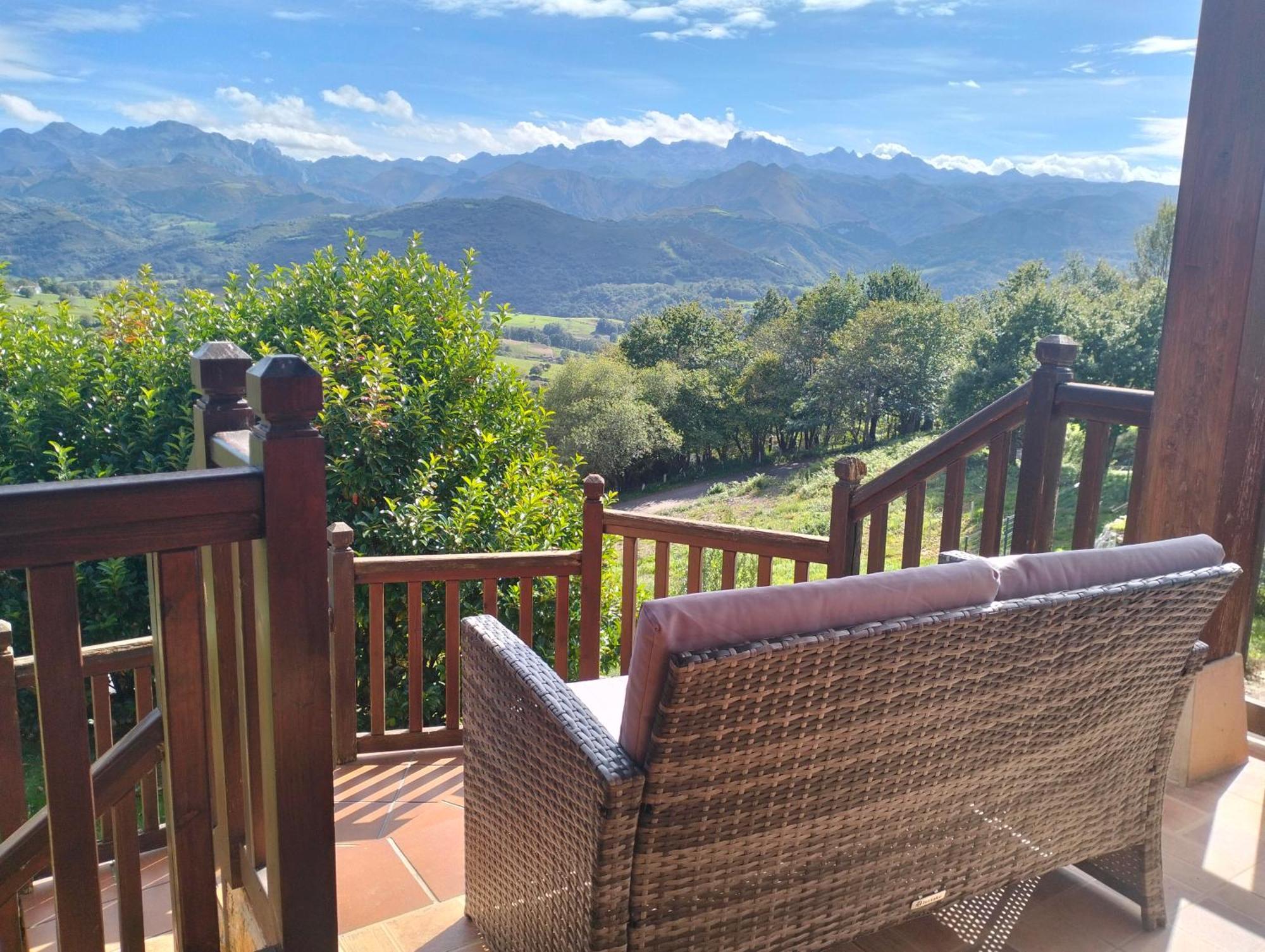 La Casa De Nuria Guest House Onís Екстериор снимка