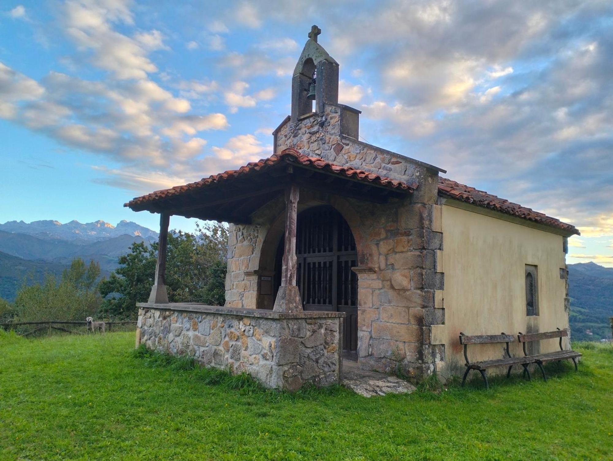 La Casa De Nuria Guest House Onís Екстериор снимка