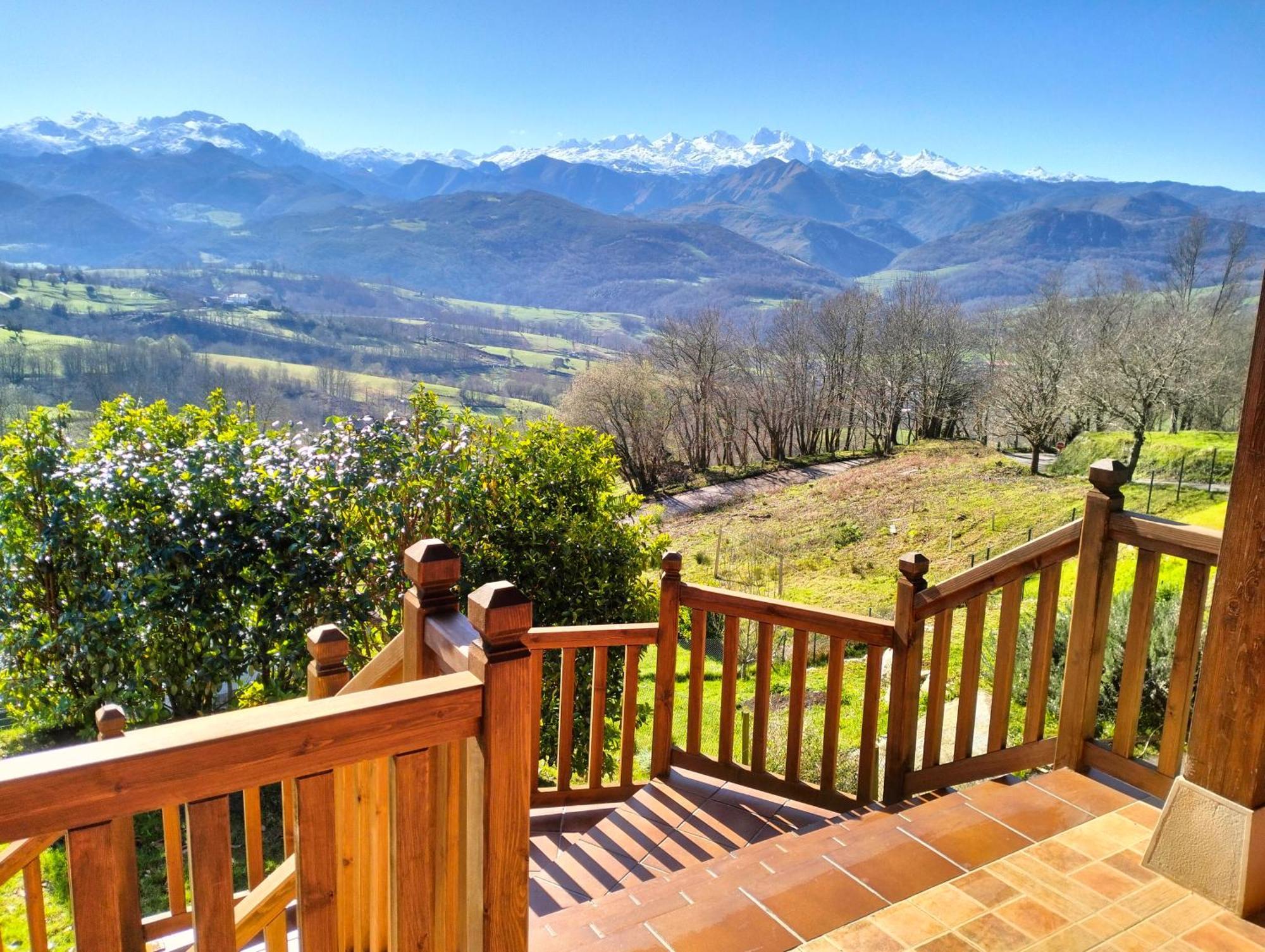 La Casa De Nuria Guest House Onís Екстериор снимка